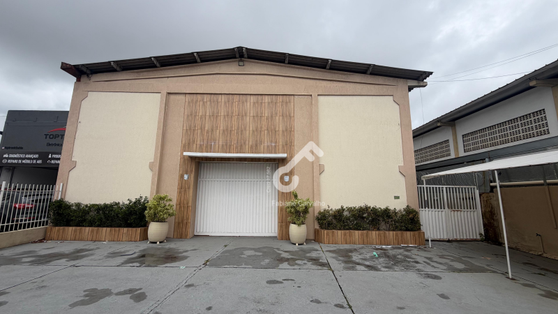 PITANGUEIRAS, Lauro de Freitas. Galpão com 656m² de área, sanitário, mezanino (JÁ PREPARADO PARA IGREJA). R$22.000,00 locação mensal. Agende sua visita.
