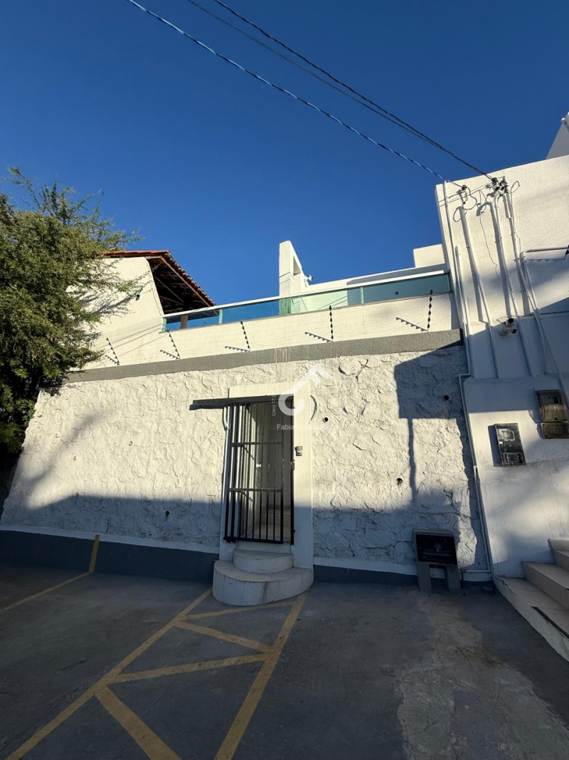 VILAS DO ATLÂNTICO, Lauro de Freitas. Sala comercial (1º andar) de escadas com 30m² de área, sanitário completo, copa, estacionamento. R$2.500,00 locação mensal. Agende sua visita.