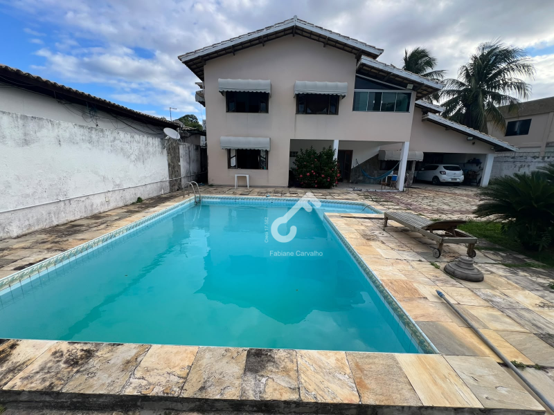 PITANGUEIRAS, Lauro de Freitas. Casa duplex composta de 4 quartos sendo 3 suítes, closet, anexo, são 1.287m² de área total e 220m² de área construída. R$1.500.000,00. Agende sua visita.
