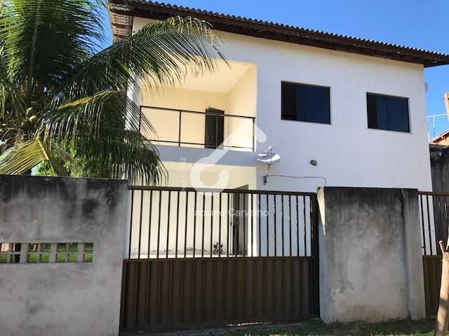 ABRANTES, Estrada do Coco! Casa duplex com 5 quartos, em cond. fechado, próximo a praia. Com área construída de 200m². R$650.000,00 SOMENTE A VISTA. Agende sua visita.