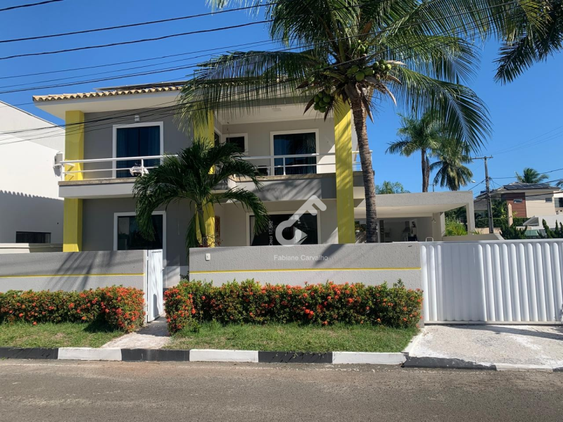 PRISCILA DUTRA, Lauro de Freitas! Maravilhosa casa ALTO PADRÃO em condomínio fechado, com 4 suítes. Área construída de 340m². R$1.750.000,00 venda ou R$12.000,00 (locação). Agende sua visita.