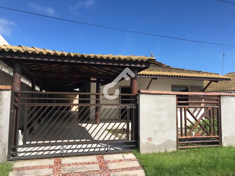 ABRANTES, Estrada do Coco! Casa térrea com 3 quartos sendo 1 suíte, 120m² de área construída. Cond. Portaria 24h e infraestrutura. R$4.500,00 locação com taxas inclusas. Agende sua visita.