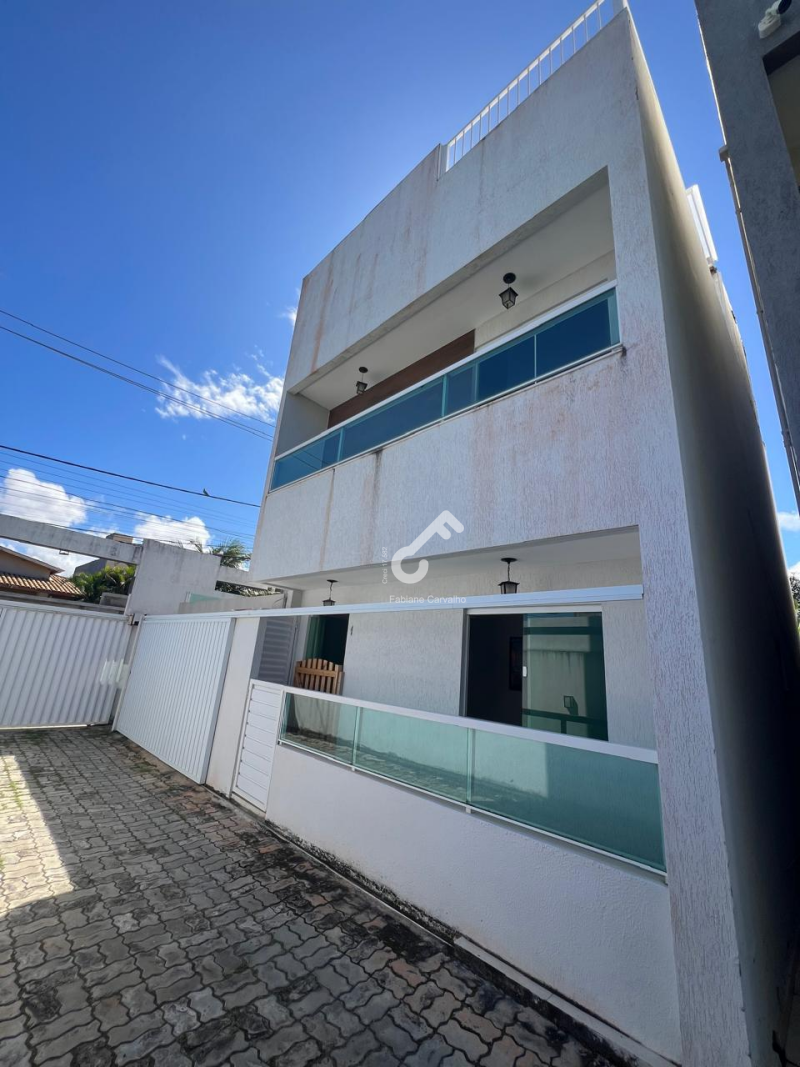 IPITANGA, Lauro de Freitas. Triplex com 4 quartos sendo 1 suíte e 1 quarto térreo, são 225m² de área construída, em condomínio fechado. R$720.000,00. Agende sua visita.