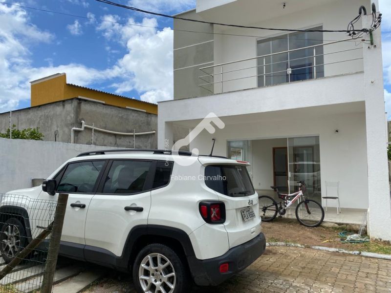 ABRANTES, Estrada do Coco. Maravilhoso duplex em condomínio fechado com 3 quartos sendo 1 suíte. R$4.500,00 locação com taxas inclusas. Agende sua visita.