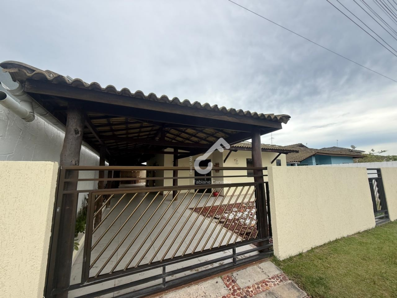 ESTRADA DO COCO, Abrantes. Casa térrea PRONTA PARA MORAR em condomínio fechado, com 3 suítes. Área construída de 140m². R$700.000,00 ou R$4.500,00 locação. Agende sua visita.