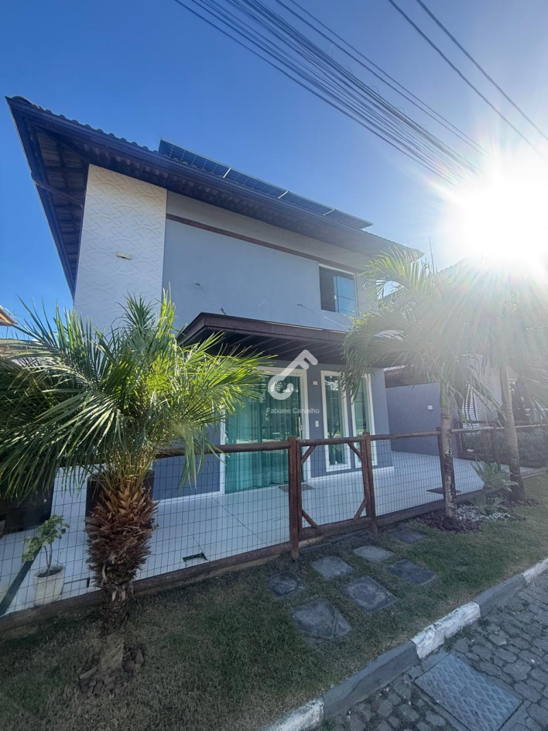 ESTRADA DO COCO, Abrantes. Duplex com fino acabamento PRONTO PARA MORAR composto de 2 suítes, closet. Área construída de 136m², condomínio fechado. R$880.000,00. Agende sua visita.