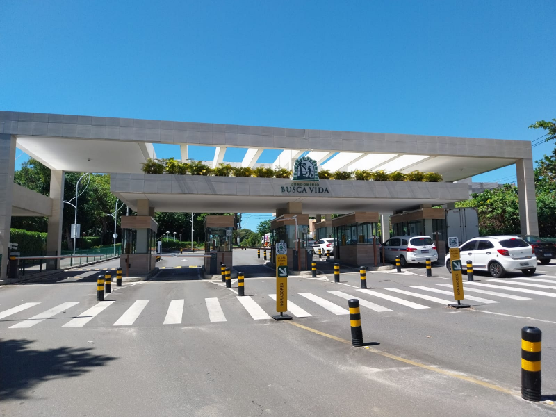 Excelente terreno plano  no Condomínio  Busca Vida, distrito de Abrantes  -   Município de  Camacari
