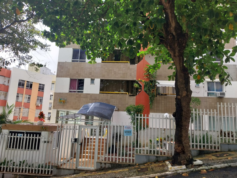 Apartamento de 02 quartos e varanda  na Pituba