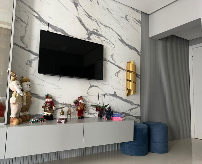 Apartamento finamente decorado de  02 quartos com suíte e gabinete no  Caminho das Árvores