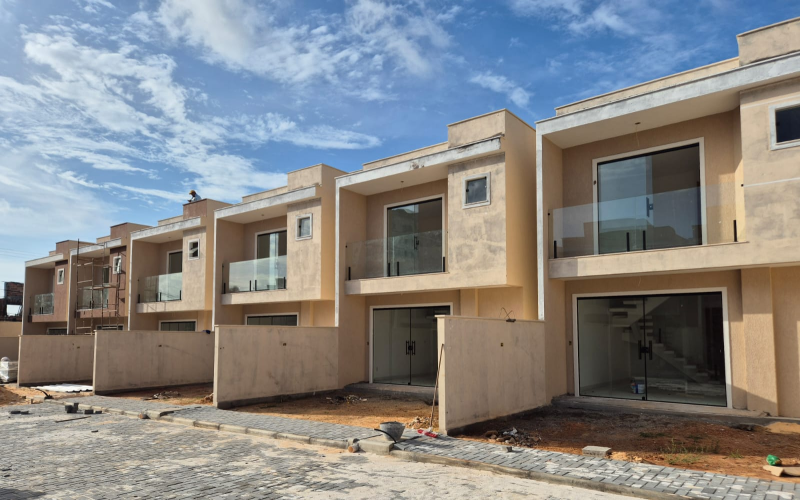 Casa a venda de 04 quartos sendo uma  suíte em Condominio em Lauro de Freitas