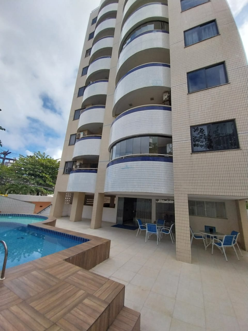 Apartamento á venda  de 03 quartos com suíte e varanda no Costa Azul