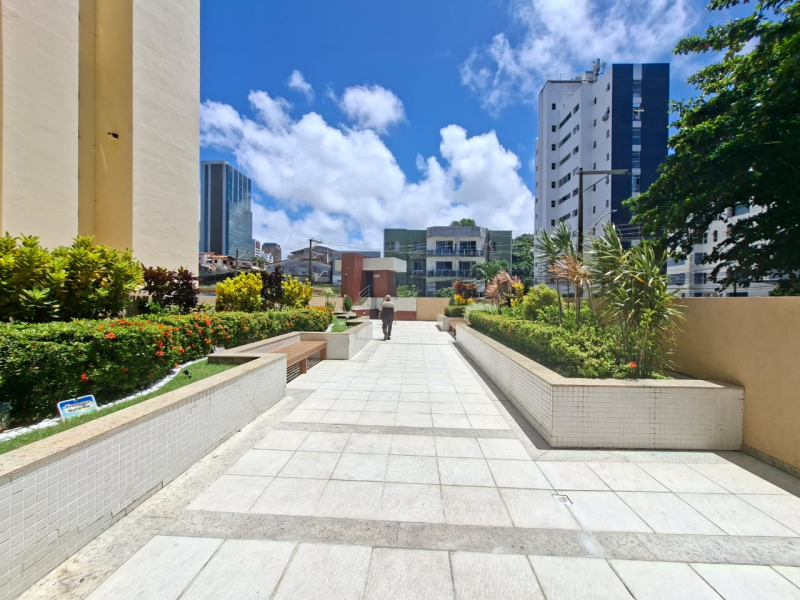 Apartamento á venda de 03 quartos com suíte e gabinete no Costa Azul