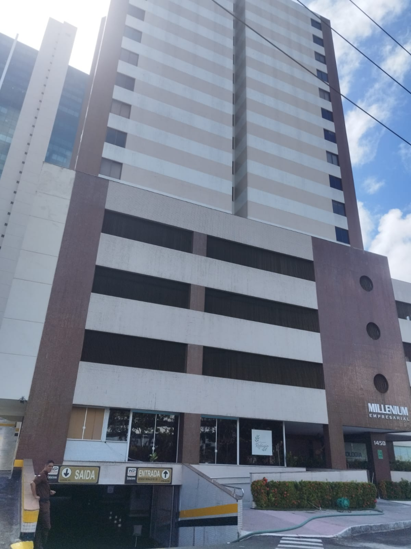 Sala á venda na Avenida Professor Magalhães Neto na Pituba