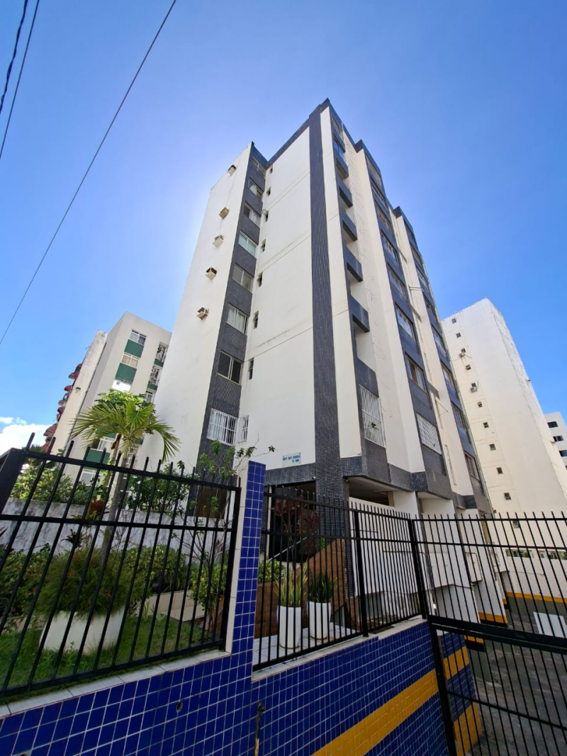 Apartamento á venda de 2/4 quartos reversível para 3/4 com suíte  no Costa Azul
