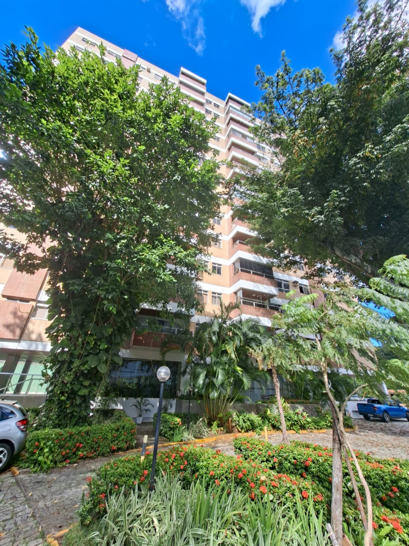 Apartamento á venda de 04 quartos sendo 02 suítes no Caminho das Árvores