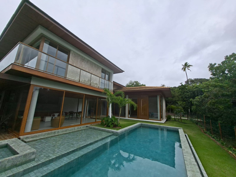 Casa em condomínio á venda de 04 suítes  na  Praia do Forte